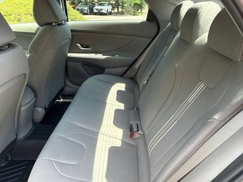 Used 2023 Hyundai Elantra SEL w/ Preferred Accessory Package FWD image 18