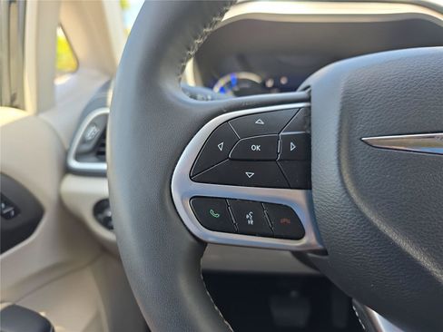 Used 2024 Chrysler Pacifica Limited FWD image 22