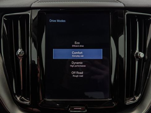 Used 2019 Volvo XC60 T5 Momentum w/ Multimedia Package AWD/4WD image 47