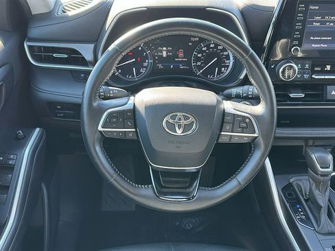 Used 2020 Toyota Highlander XLE image 12
