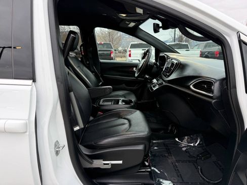 Used 2020 Chrysler Pacifica Touring-L FWD image 19
