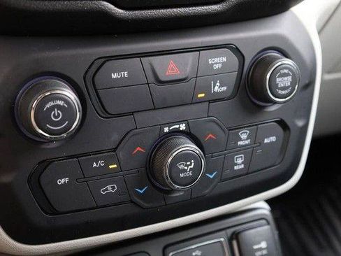 Used 2021 Jeep Renegade Latitude AWD/4WD image 13