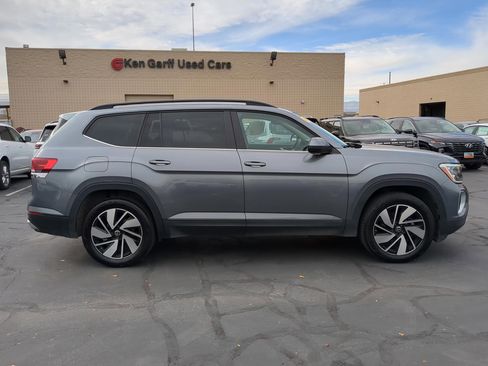 Used 2024 Volkswagen Atlas SE image 2