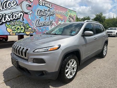 Used 2017 Jeep Cherokee Latitude w/ True North Edition AWD/4WD image 3