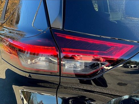 Used 2023 Nissan Rogue S image 29