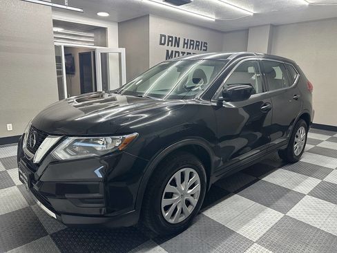 Used 2018 Nissan Rogue S image 2