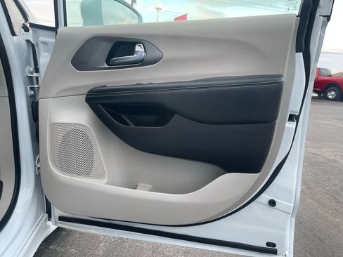 Used 2022 Chrysler Pacifica Touring-L FWD image 10