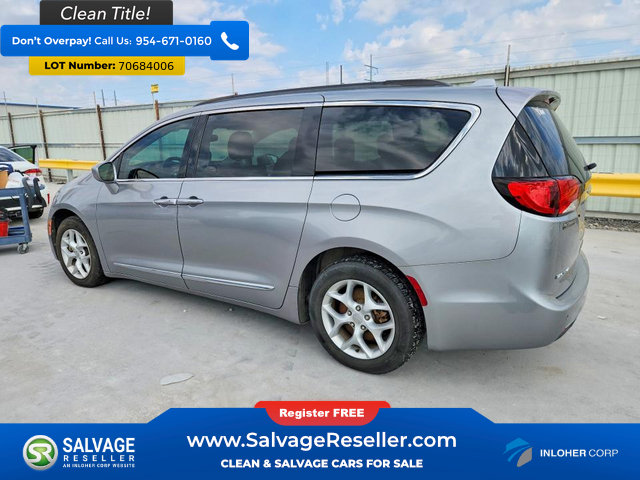 Used 2017 Chrysler Pacifica Touring-L w/ Tire & Wheel Group FWD image 3