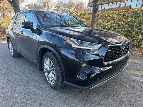 Used 2023 Toyota Highlander Platinum image 3