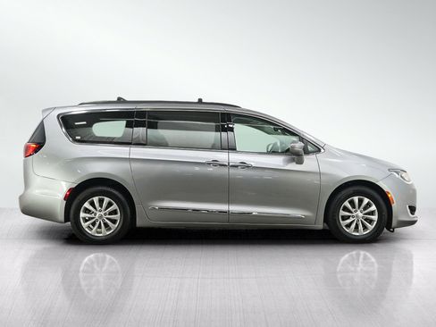 Used 2017 Chrysler Pacifica Touring-L FWD image 6