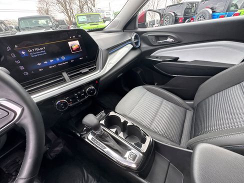 Used 2025 Chevrolet Trax LT w/ Driver Confidence Package image 25