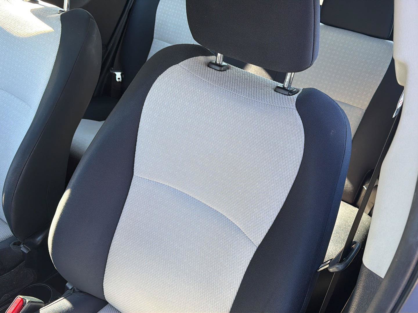 Used 2012 Toyota Yaris L FWD image 6