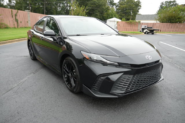 Used 2025 Toyota Camry SE FWD image 1
