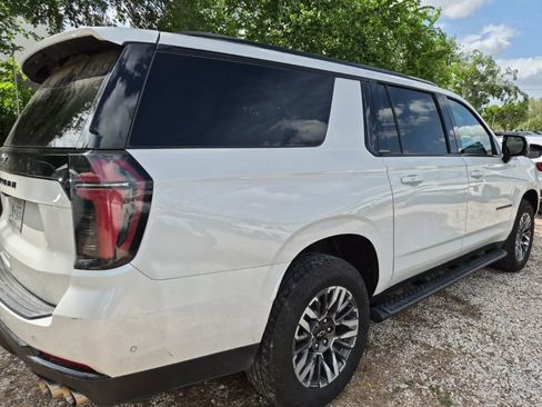 Used 2025 Chevrolet Suburban Z71 image 3