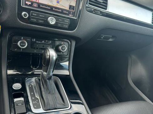 Used 2016 Volkswagen Touareg Sport image 16