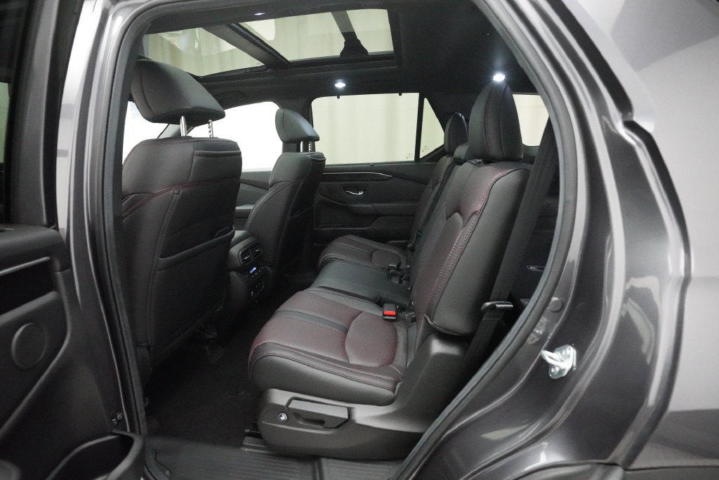 Certified 2025 Honda Pilot Black Edition image 16