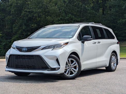 Used 2023 Toyota Sienna XSE AWD/4WD image 4