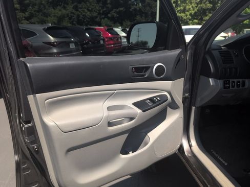 Used 2014 Toyota Tacoma PreRunner w/ SR5 Package RWD image 8