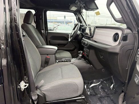 Used 2024 Jeep Wrangler Unlimited image 16