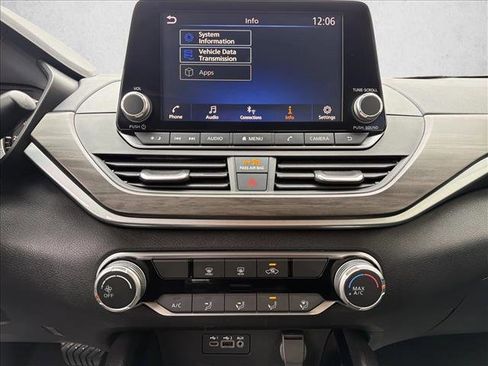 Used 2024 Nissan Altima 2.5 SV image 18