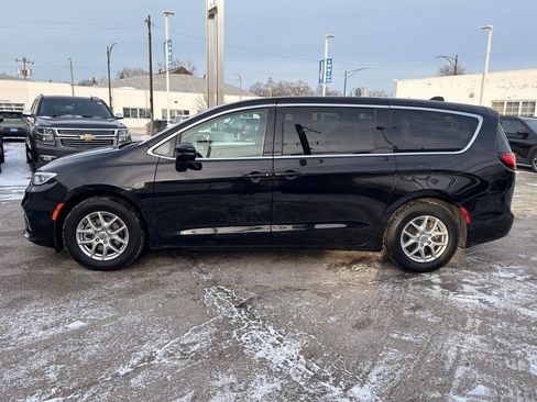 Used 2024 Chrysler Pacifica Touring-L image 4