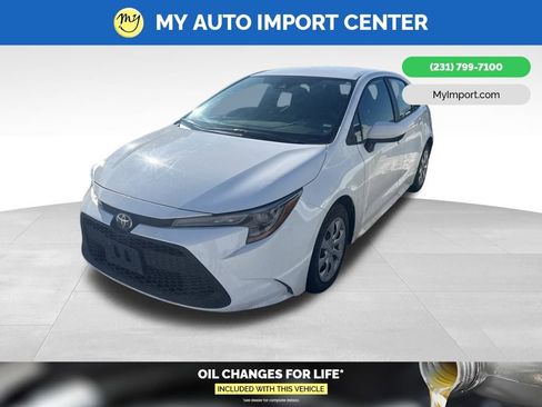 Used 2022 Toyota Corolla LE image 3