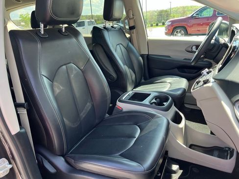 Used 2023 Chrysler Pacifica Touring-L image 12