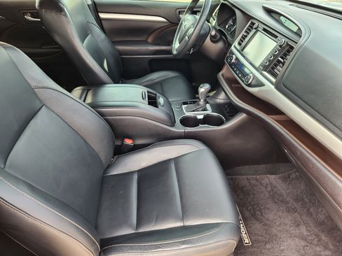 Used 2016 Toyota Highlander XLE image 17