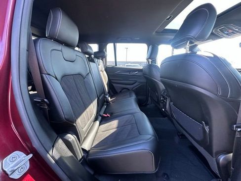 Used 2025 Jeep Grand Cherokee Altitude image 33