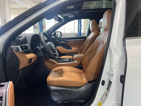 New 2025 Toyota Highlander Platinum image 8