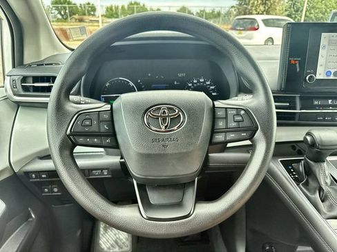 Used 2025 Toyota Sienna LE FWD image 14