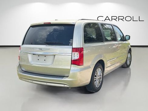 Used 2014 Chrysler Town & Country Touring-L FWD image 3