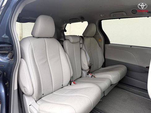 Used 2013 Toyota Sienna XLE image 13