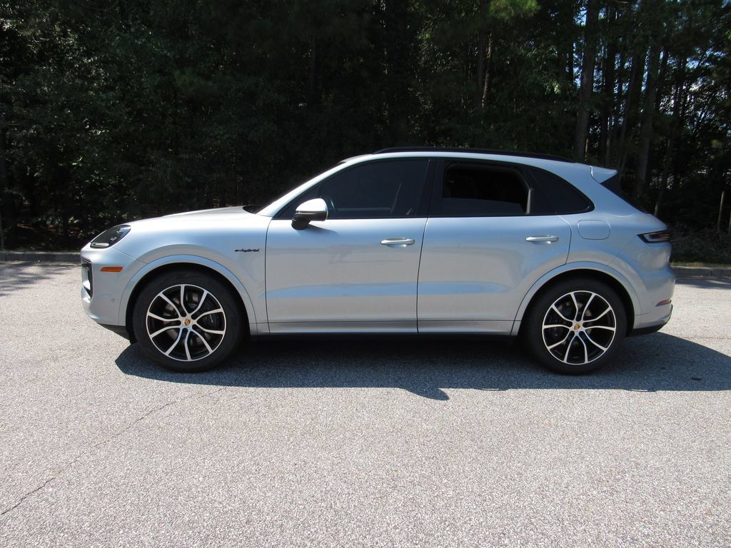 Certified 2025 Porsche Cayenne E-Hybrid AWD/4WD image 2