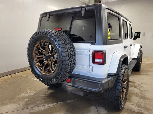Used 2022 Jeep Wrangler Unlimited Sahara w/ Cold Weather Group AWD/4WD image 8