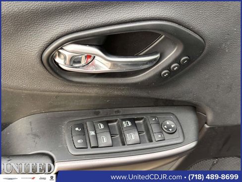 Used 2019 Jeep Cherokee Limited image 14