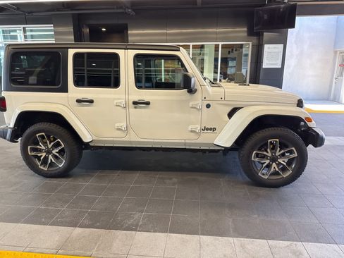 Used 2024 Jeep Wrangler Unlimited AWD/4WD image 10