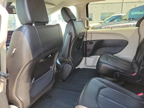 Used 2023 Chrysler Pacifica Touring-L FWD image 14