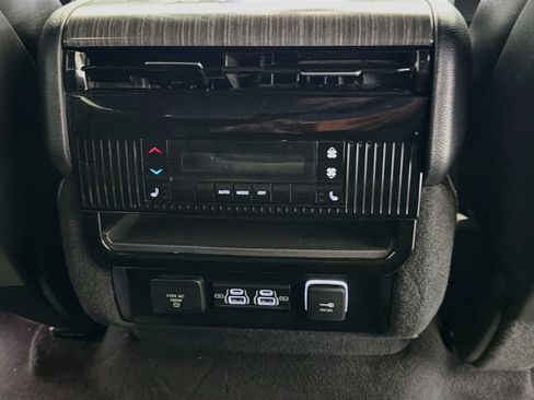 Used 2024 Jeep Wagoneer L Series II w/ Flexible Seating Group RWD image 17