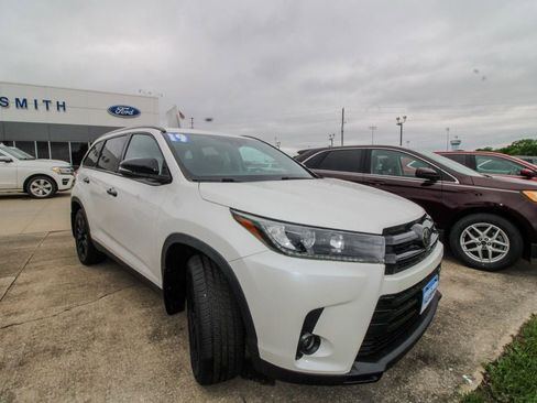 Used 2019 Toyota Highlander SE w/ Nightshade Edition AWD/4WD image 2