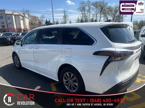 Used 2023 Toyota Sienna LE image 4