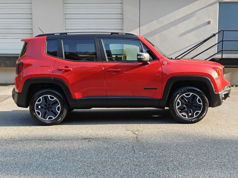 Used 2015 Jeep Renegade Trailhawk AWD/4WD image 2