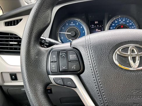 Used 2018 Toyota Sienna LE image 23