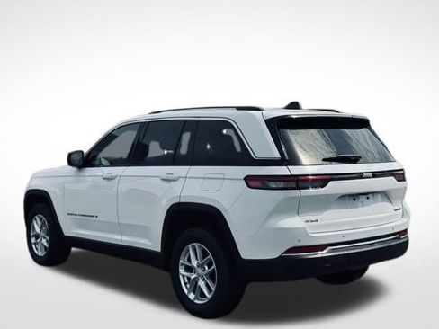 Used 2023 Jeep Grand Cherokee Laredo w/ Luxury Tech Group I AWD/4WD image 9