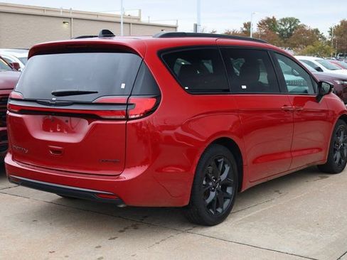 Used 2025 Chrysler Pacifica Limited image 6