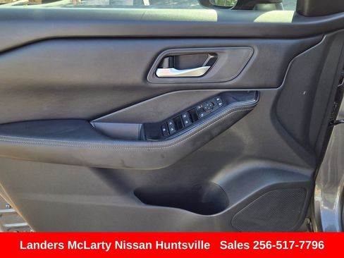 Used 2025 Nissan Rogue SV FWD image 20