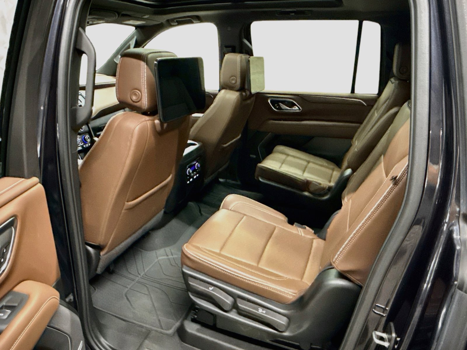 Used 2024 Chevrolet Suburban High Country w/ Advanced Technology Package AWD/4WD image 29