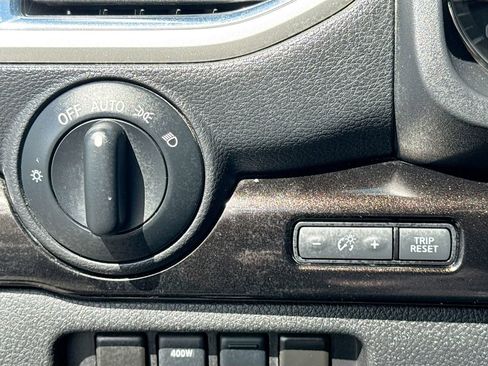 Used 2019 Nissan Titan SV w/ SV Convenience Package image 11