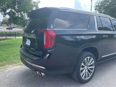 Used 2021 GMC Yukon XL Denali w/ Denali Premium Package image 2