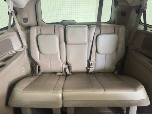 Used 2012 Chrysler Town & Country Limited w/ Luxury Group image 13